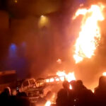 Para demonstran di Iran menentang tindakan keras sementara video menunjukkan bentrokan kekerasan