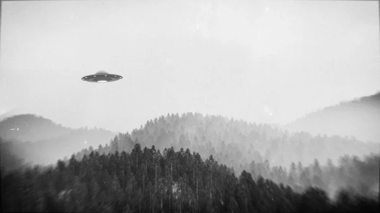 Misteri yang Tak Terjelaskan – Video UFO Logam yang Direkam dari Pesawat Terbang di atas Kolombia